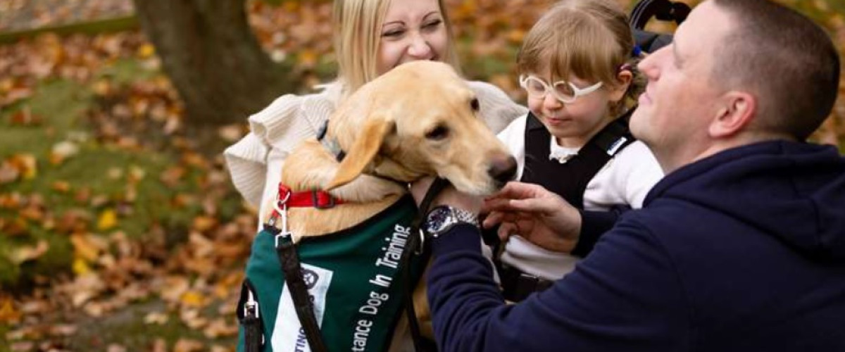 Vincitori dell'EuroMillions adottano un cane da assistenza per la figlia