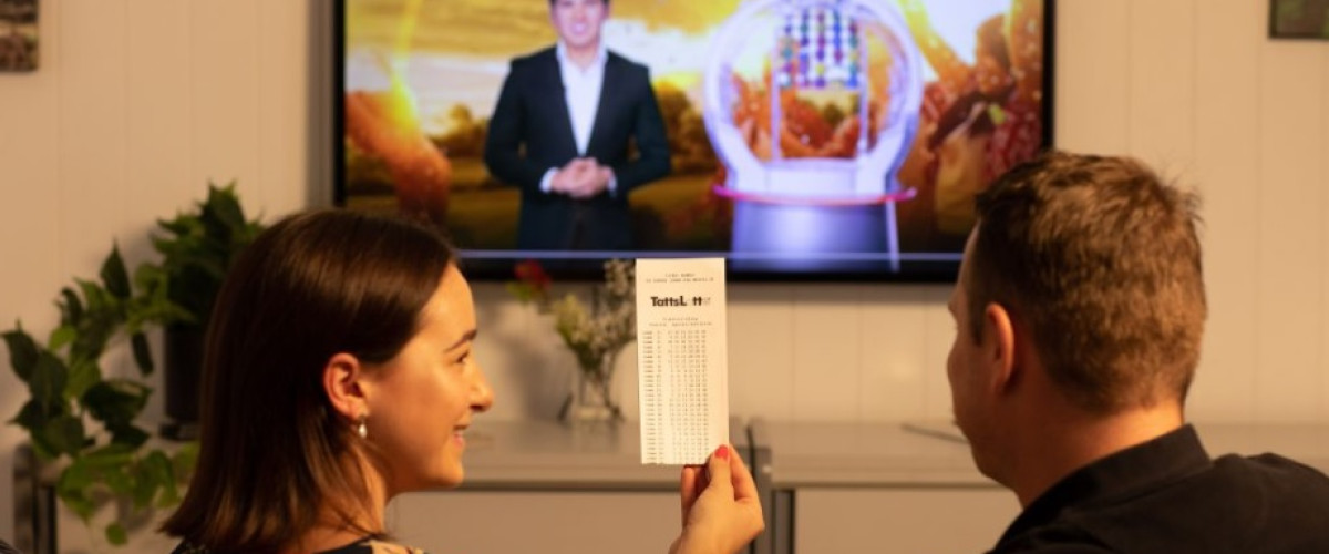 Australia, mentre guardano la TV scoprono di aver vinto al Tatts Lotto