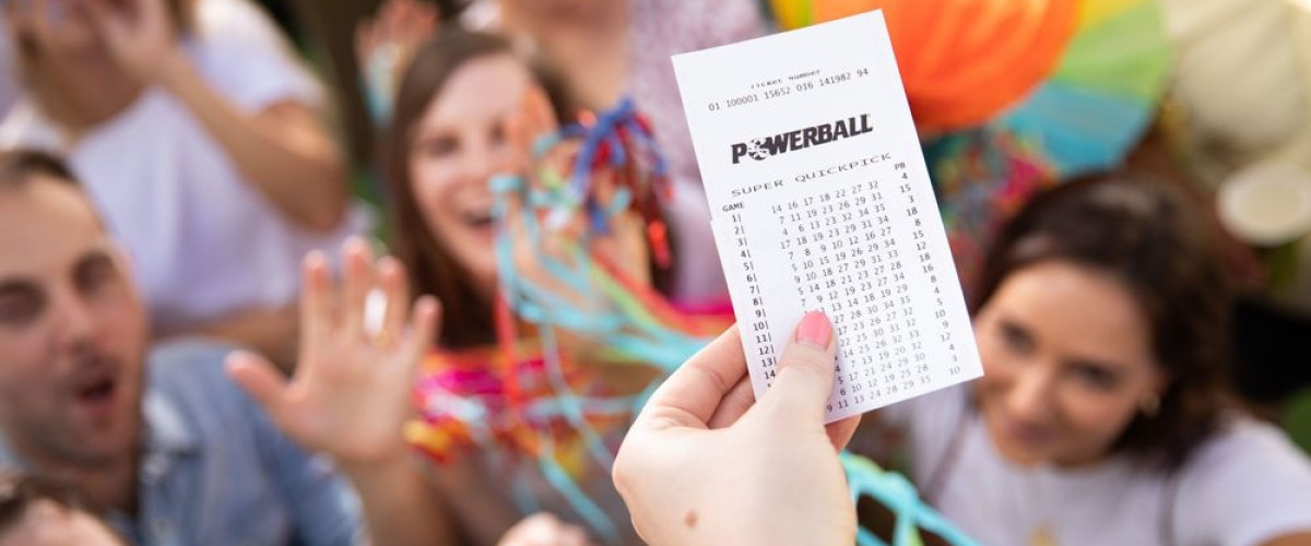 Mamma australiana centra un jackpot da 100m al Powerball ma quasi perde il ticket!